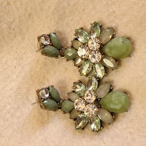 Charming Charlie Green mid size dangle